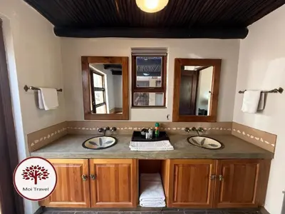 Gallery image of Zebula Golf and Wildlife Estate - Moonlit Sky 10 pax - Moi Signature Luxury villa in Mabula