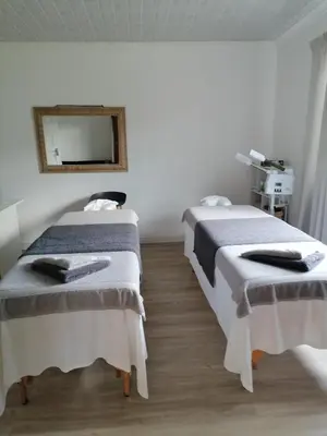 two beds in a room with a mirror at Traveller's dream in Graskop