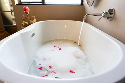 a bath tub filled with water with sprinkles at Marepe Mountain View in Kampersrus AH