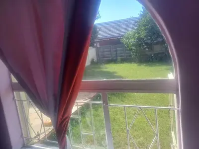 an open window with a view of a yard at Kempton Park Lodge Birch Acres Kempton Park in Kempton Park