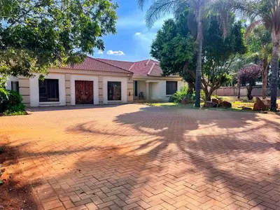 a brick driveway in front of a house at Bobisemo Lux Guesthouse in Tierpoort