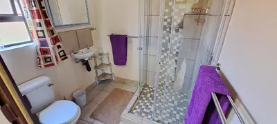 a bathroom with a shower with a toilet and a sink at Die Boma Eenheid in Rayton