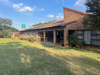 a brick building with a lawn in front of it at Clartal's Place in Isidule