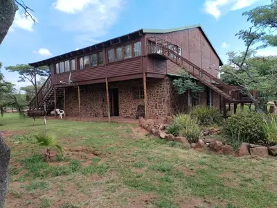 a large brick house with a gambrel roof at 41onLeo in Eersbewoond