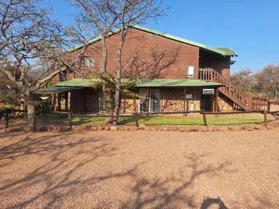 a large brick house with a porch and a tree at 41onLeo in Eersbewoond