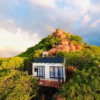 Makgobelo Lodge -The White House - Solar powered