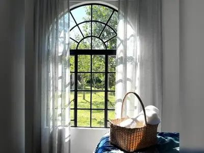 two baskets sitting on a bench in front of a window at BelofteBos Farmhouse Inn in Bandelierkop