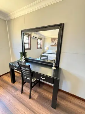 a bedroom with a desk and a large mirror at Kings 93 Cabins in Tierpoort