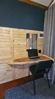 a wooden desk with a laptop on top of it at Marepe Flora Bell mimosa in Kampersrus AH