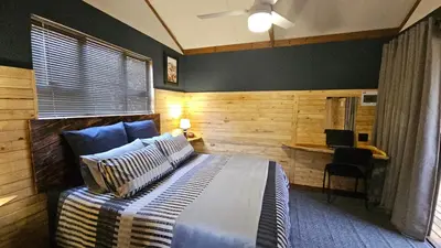a bedroom with a bed and a desk in it at Marepe Flora Bell mimosa in Kampersrus AH