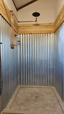 a metal wall in a room with a ceiling at Marepe Flora Bell mimosa in Kampersrus AH