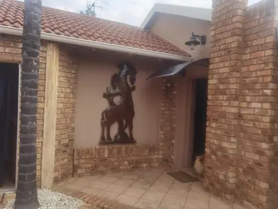 a statue of a horse on the side of a house at Bosveld Kuier Woonstel in Bela-Bela