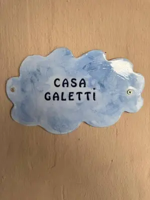 a blue cloud shaped sign with the words casa calidad at Casa Galetti in Hartbeespoort