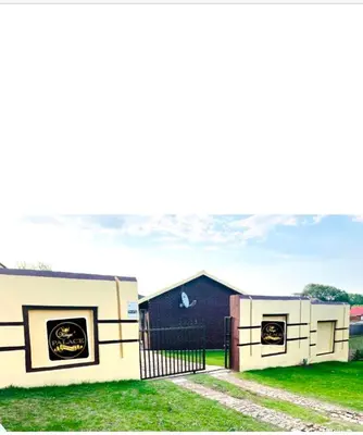 two mobile homes are parked next to each other at KINGs' PALACE GUESTHOUSE in Ermelo