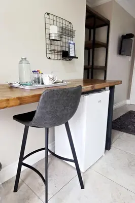 a desk with a chair in a room at Bokmakierie Gastehuis Emalahleni Pty Ltd in Witbank