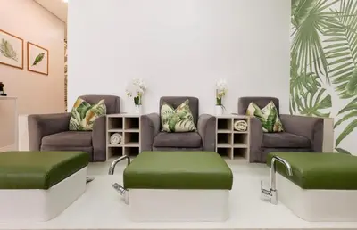 a waiting room with three chairs and a table at The blyde crystal lagoon 116 in Pretoria