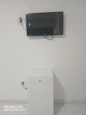 a flat screen tv hanging on a wall at Emlomo logde in Ermelo