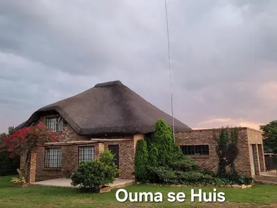 a house with a thatched roof at Ouma se Huis in Tierpoort