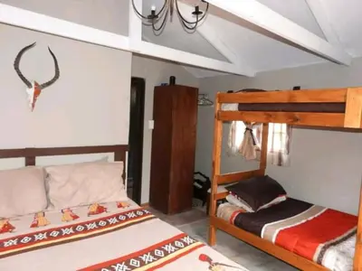 a bedroom with two bunk beds in a room at Inniberg Nylstroom in Nylstroom