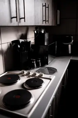 a stove top with plates on it in a kitchen at Eliá Dendró Víla in Lydenburg