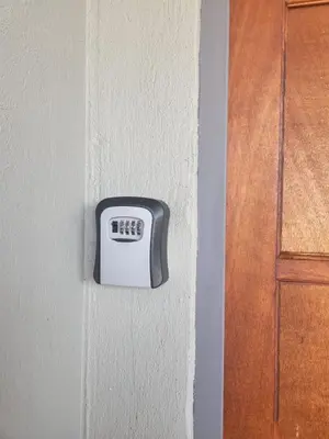 a thermometer on a wall next to a door at Zondereinde Accommodation in Wag ʼn Bietjie Draai