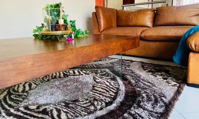 a living room with a coffee table and a couch at The Ridge At Mountain View Vacation Home in Boschrand