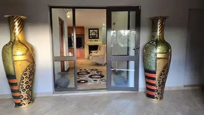 two large vases on display in a living room at Bergendal Lodge in Hydro