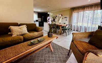 Gallery image of 31 Greenway Woods Ease and Style in White River