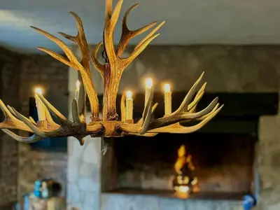 a antler chandelier with candles in a room at Stone Creek Mountain Lodge in Dullstroom