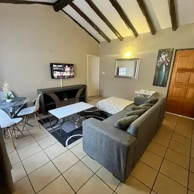 Exquisite cottage in Doringkloof