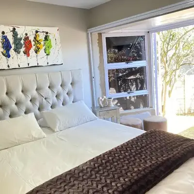 Cosy Room steps from the lake- short term stay