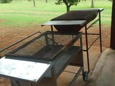 a barbecue grill sitting on top of a table at Rocky's Wildsplaas in Groblersdal