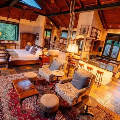 Private luxurious suite on Heysbrook Estate halfway to Kruger National Park