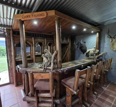 a bar with monkeys sitting on top of a table at Wagenbietjieshoek Wilgekraal Farmhouse in Lydenburg
