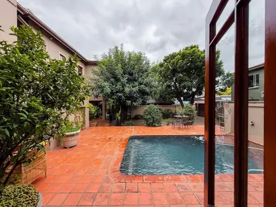 a swimming pool in the middle of a yard at The Urn Guesthouse in Middelburg