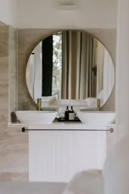 a bathroom with two sinks and a large mirror at Rhino Plains in Welgevonden Game Reserve