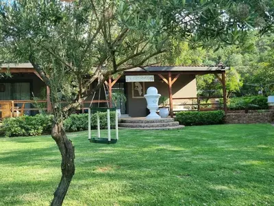 a park with a statue in the middle of a yard at Villa Rosa Guest Farm in Eersbewoond
