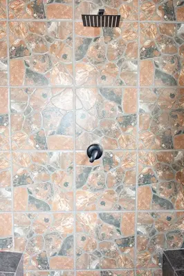 a stone shower with a black handle in a bathroom at Pecan and Lime Inn The Second Den in Welbekend