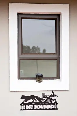 a window with a horse decal on a house at Pecan and Lime Inn The Second Den in Welbekend