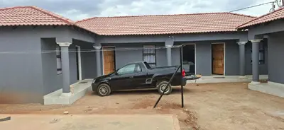 a black car parked in front of a house at Magoveni Accommodation