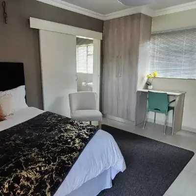 Ekuhlaleni Room 6