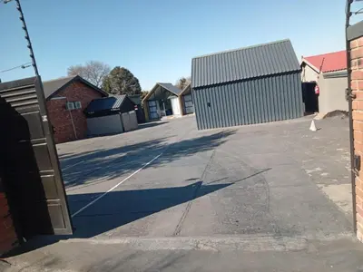 a driveway with a gate in a house at DHALI COUNTRY house in Ermelo