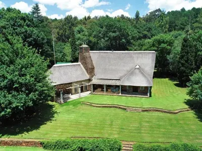 an aerial view of a house with a large yard at Winnaarspoort Lodge in Machadodorp