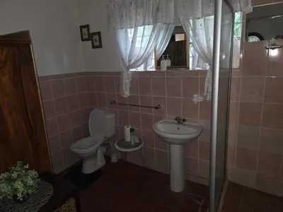 a bathroom with a toilet and a sink at Lekker Breek Gastehuis in Groblersdal
