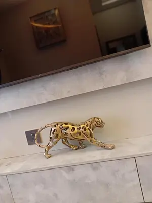 a figurine of a cheetah sitting on a counter at Big Mo Bev and Grill in Middelburg