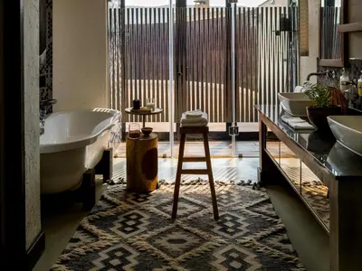 a bathroom with two sinks and a bath tub at Babirwa in Rooiberg