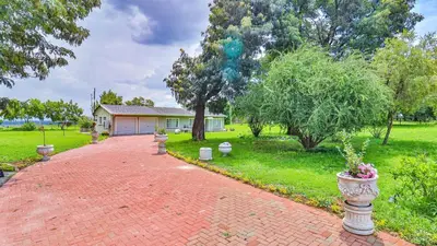 a brick driveway in front of a house at Cottage Daisy in Doornrandjies