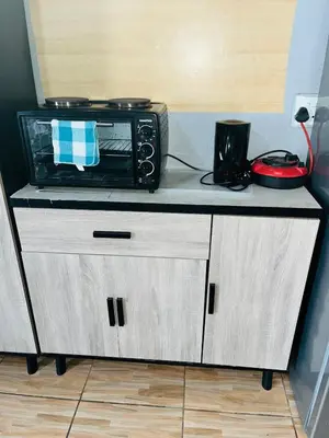 a microwave oven sitting on top of a counter at Kasi Retreat in Northam