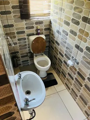 a bathroom with a toilet and a sink at Kasi Retreat in Northam