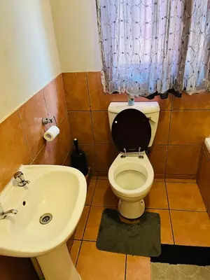 a bathroom with a toilet and a sink at Kasi Retreat in Northam